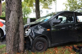 Polizei Mettmann: POL-ME: Schwer verletzt nach Alleinunfall: 72-jähriger Autofahrer stößt frontal gegen Baum - Ratingen - 1908166