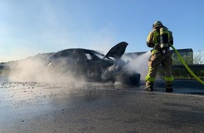 Feuerwehr Gladbeck: FW-GLA: LKW-Reifen löst PKW Brand auf BAB 2 aus