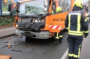 Polizei Gelsenkirchen: POL-GE: LKW-Fahrer nach Unfall eingeklemmt
