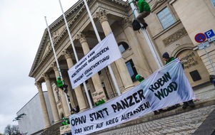 Robin Wood e.V.: F&uuml;r eine sozial-&ouml;kologische Konversion bei VW Osnabr&uuml;ck! Protestaktion vor dem Landtag in Hannover