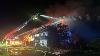KFV-CW: Brand nach Blitzschlag zerstört Wohnhaus und Stallungen / 6 Pferde vor Flammen gerettet/Wasserversorgung zusammengebrochen