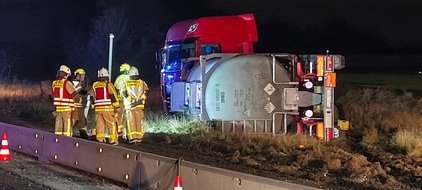 FW Grevenbroich: Gefahrgut LKW verunglückt bei Grevenbroich / Stundenlanger Einsatz und Vollsperrung auf der Autobahn