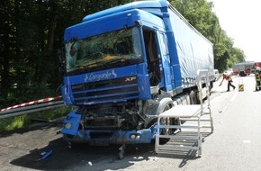 Feuerwehr Dinslaken: FW Dinslaken: Auffahrunfall zweier LKW mit eingeklemmter Person auf der Autobahn A3