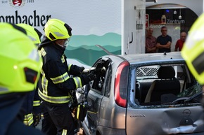 FW Wenden: Verkehrsunfall auf Kirmesgelände: Rettungskräfte üben unangekündigt den Ernstfall