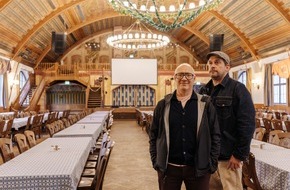 BR Bayerischer Rundfunk: Zwei Freunde, ein Wohnmobil, ganz viel Bayern: "Bezzel & Schwarz" touren wieder durch den Freistaat