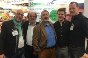 ÖKOWORLD AG: Tatort BIOFACH 2018: Bei ökowerk und ÖKOWORLD waren der Bär und der Ball los / 7.777 Euro für Afrika: Spende an Schauspieler Dietmar Bär vom "Tatort - Straßen der Welt e.V." für Swaziland