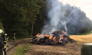 Feuerwehr Dortmund: FW-DO: Strohballen brennen am Waldrand