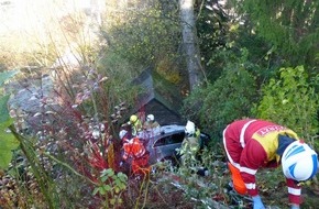 Kreispolizeibehörde Oberbergischer Kreis: POL-GM: 061120-904: Feuerwehr musste 61-Jährigen nach missglücktem Fahrmanöver befreien