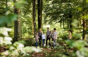 FriedWald GmbH: Am 25. April feiert man in Deutschland den Tag des Baumes / In einem FriedWald kommt dem Baum eine ganz besondere Bedeutung zu: Er ist Grabstätte, Tröster und Andachtsort