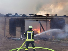 FW Lüchow-Dannenberg: Großeinsatz für die Feuerwehren in Lüchow-Dannenberg +++ Scheune brennt vollständig aus +++ ca. 30 Kälber und Rinder gerettet +++ mehr als 150 Kräfte im Einsatz