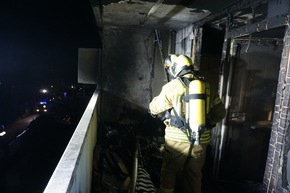 FW Ratingen: Bilder zu: Brandereignis in einem Hochhaus fordert starkes Kräfteaufgebot der Feuerwehr Ratingen