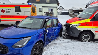 Feuerwehren VG Westerburg: FW VG Westerburg: Rettungswagen prallt auf Einsatzfahrt mit PKW zusammen - drei Personen leicht verletzt