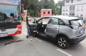 Polizei Rheinisch-Bergischer Kreis: POL-RBK: Bergisch Gladbach - 6 Verletzte bei Zusammenstoß zwischen Pkw und Linienbus