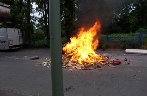 Feuerwehr Oberhausen: FW-OB: Teile der Ladung eines Sperrmüllwagens fangen Feuer