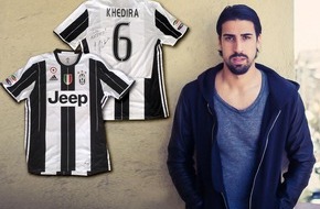 United Charity gemeinnützige Stiftungs GmbH: Sami Khedira unterstützt Erdbebenopfer in Italien / Fußballprofi versteigert handsigniertes Juventus Turin-Trikot