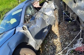 Bundespolizeiinspektion Bad Bentheim: BPOL-BadBentheim: Güterzug kollidiert mit PKW / Fahrzeugführerin verletzt