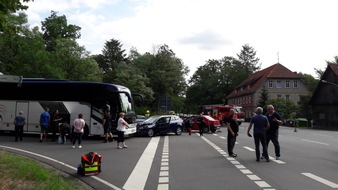 Polizeiinspektion Celle: POL-CE: Schwerer Verkehrsunfall mit zwei beteiligten Fahrzeugen und einem Reisebus innerhalb der Ortschaft 29348 Weyhausen/B 191 mit zwei schwerverletzten und einer leichtverletzten Person