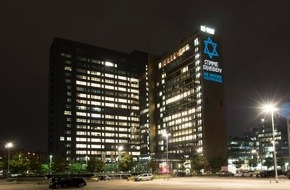 Axel Springer SE: Axel Springer setzt Zeichen gegen Antisemitismus / 180 Quadratmeter-Projektion am Verlagshaus Berlin