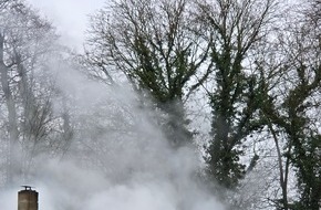 Feuerwehr Datteln: FW Datteln: Feuer in Zwischenwand des Vereinsheims sorgt f&uuml;r l&auml;ngeren Einsatz