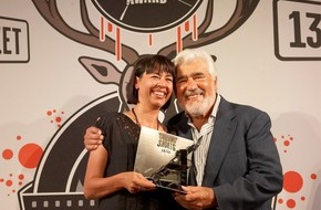 13TH STREET: Der "Shocking Shorts Award 2009" des Senders 13TH STREET ging an Julia Zimanofsky - Mario Adorf überreichte der Jungregisseurin den 13TH STREET-Kurzfilmpreis (mit Bild)