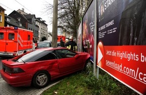 Feuerwehr Essen: FW-E: PKW bleibt nach Verkehrsunfall in Plakatwand stehen