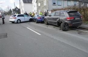 Polizei Rheinisch-Bergischer Kreis: POL-RBK: Wermelskirchen - Von der Sonne geblendet: Fahrer übersieht geparkte Autos