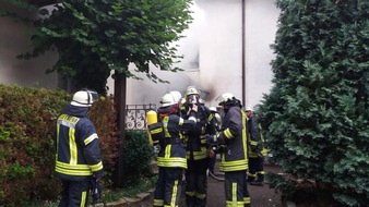 FW-AR: Großeinsatz der Arnsberger Feuerwehr bei Wohnungsbrand in Müschede - ein Verletzter