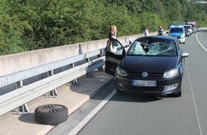 Kreispolizeibehörde Siegen-Wittgenstein: POL-SI: Pkw-Reifen fliegt in Windschutzscheibe -#polsiwi