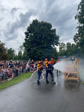 FW Weinheim: Auch bei Regen fasziniert die Freiwillige Feuerwehr großer Besucherandrang auf der Wache Süd