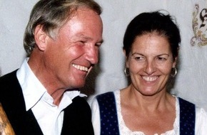 Tirol Werbung: Tirol Touristica 2002: "Stanglwirt" Balthasar Hauser mit Familie ausgezeichnet / Tiroler Tourismuspreis geht im heurigen Jahr an Tiroler Vollblut-Touristiker