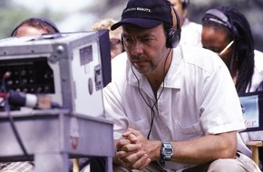 Sky Deutschland: Alan Ball: "Der Tod ist wie ein Familienmitglied"/ Interview mit dem Autor und Produzenten ("American Beauty") über "Six Feet Under - Gestorben wird immer" / Deutsche Erstaufführung auf Premiere