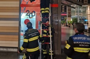 Feuerwehr München: FW-M: Feuerwehr steigt in Sparkasse ein (Allach)