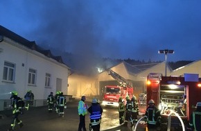 Kreisfeuerwehrverband Calw e.V.: KFV-CW: Lagerhallenbrand mit starker Rauchentwicklung - Gitterboxen mit Kunststoffteilen in Brand geraten - Keine Verletzten