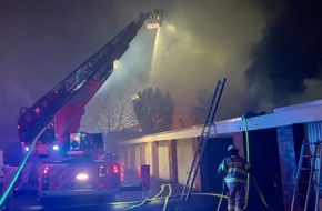 Feuerwehr Bergisch Gladbach: FW-GL: Brand einer Lagerhalle in Bergisch Gladbach vernichtet mehrere Oldtimer