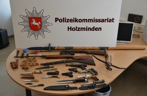 Polizeiinspektion Hameln-Pyrmont/Holzminden: POL-HOL: Im Rahmen Familienstreitigkeiten: "Waffenarsenal" sichergestellt - Zuverlässigkeit des Eigentümers wird zu prüfen sein -