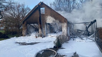 Freiwillige Feuerwehr der Stadt Goch: FF Goch: Doppelgarage und Carport komplett ausgebrannt
