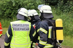 Freiwillige Feuerwehr Gemeinde Schiffdorf: FFW Schiffdorf: Baggerfahrer beschädigt Gasleitung - Großaufgebot der Feuerwehr wird alarmiert