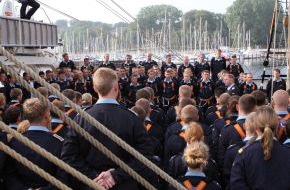 Presse- und Informationszentrum Marine: Deutsche Marine - Pressemeldung: Aktuelle Fotos vom Auslaufen der "Gorch Fock"