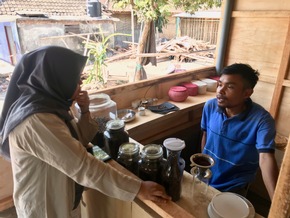 Global Micro Initiative e.V. fördert Kaffee-Röster in Indonesien / Mikrokredite machen Kaffee zur Lebensgrundlage