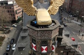 Ford-Werke GmbH: Herausgeputztes Flügelauto verlässt Ford: Der "Goldene Vogel" thront wieder auf dem Kölnischen Stadtmuseum (BILD)