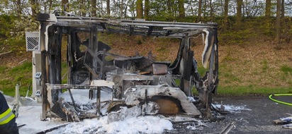 Polizeiinspektion Delmenhorst / Oldenburg - Land / Wesermarsch: POL-DEL: Autobahnpolizei Ahlhorn: Brand eines Schankwagens auf der Autobahn 28 im Bereich der Gemeinde Ganderkesee +++ Richtungsfahrbahn Bremen kurzfristig gesperrt