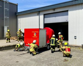 FW-OLL: Ausgelöste Brandmeldeanlage verhindert Schlimmeres - Erster Realeinsatz für Großlüfter der Kreisfeuerwehr Oldenburg