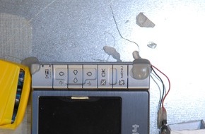 Polizeiinspektion Cuxhaven: POL-CUX: Drei Tatverdächtige beim Ausspähen von Kundendaten an Geldautomat auf frischer Tat festgenommen (Bildanlagen der sichergestellten Technik)