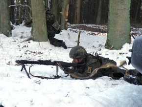 Deutsche Marine - Pressemeldung (Reportage): Bayerische Marinesoldaten kämpfen auf Bootsmannslehrgang gegen Schnee, Kälte und Übungsgegner - Sie sollen Vorgesetzte werden und umsichtig handeln