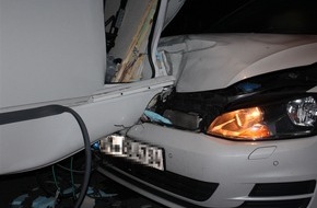 Kreispolizeibehörde Unna: POL-UN: Kamen - Verkehrsunfall
- PKW fuhr auf parkendes Wohnmobil auf