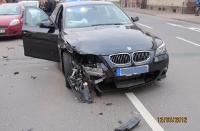 Polizeiinspektion Hameln-Pyrmont/Holzminden: POL-HOL: Holzminden - Fürstenberger Straße: PKW-Fahrer schiebt zwei Fahrzeuge aufeinander - ca. 30.000,-- EUR Sachschaden -