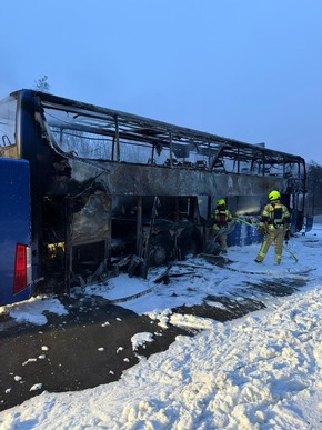 FW Ratingen: Feuerwehr auf der BAB 52 gefordert