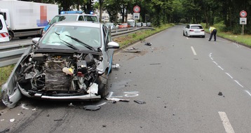 Polizei Bochum: POL-BO: Heute Morgen: Autokollision mit zwei verletzten Fahrerinnen