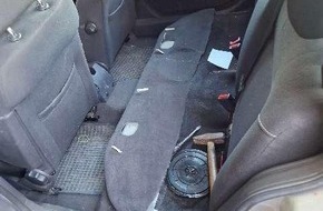 Polizeiinspektion Cuxhaven: POL-CUX: Hochgefährliche Fahrt mit nicht verkehrstauglichem PKW - Fahrzeugführer ohne Fahrerlaubnis - Insgesamt 7 Inssassen, davon 5 Kinder, im PKW (Foto im Anhang)