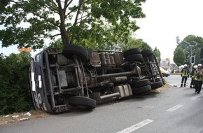 Kreispolizeibehörde Höxter: POL-HX: Mülltransporter kippt auf die Seite